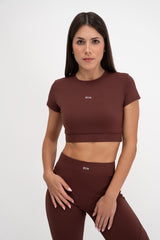 Žena u smeđem Contour Fit topu Être branda, stražnji pogled - premium sportska majica visoke kvalitete