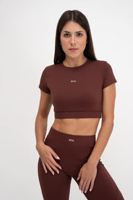 Žena u smeđem Contour Fit topu Être branda, stražnji pogled - premium sportska majica visoke kvalitete