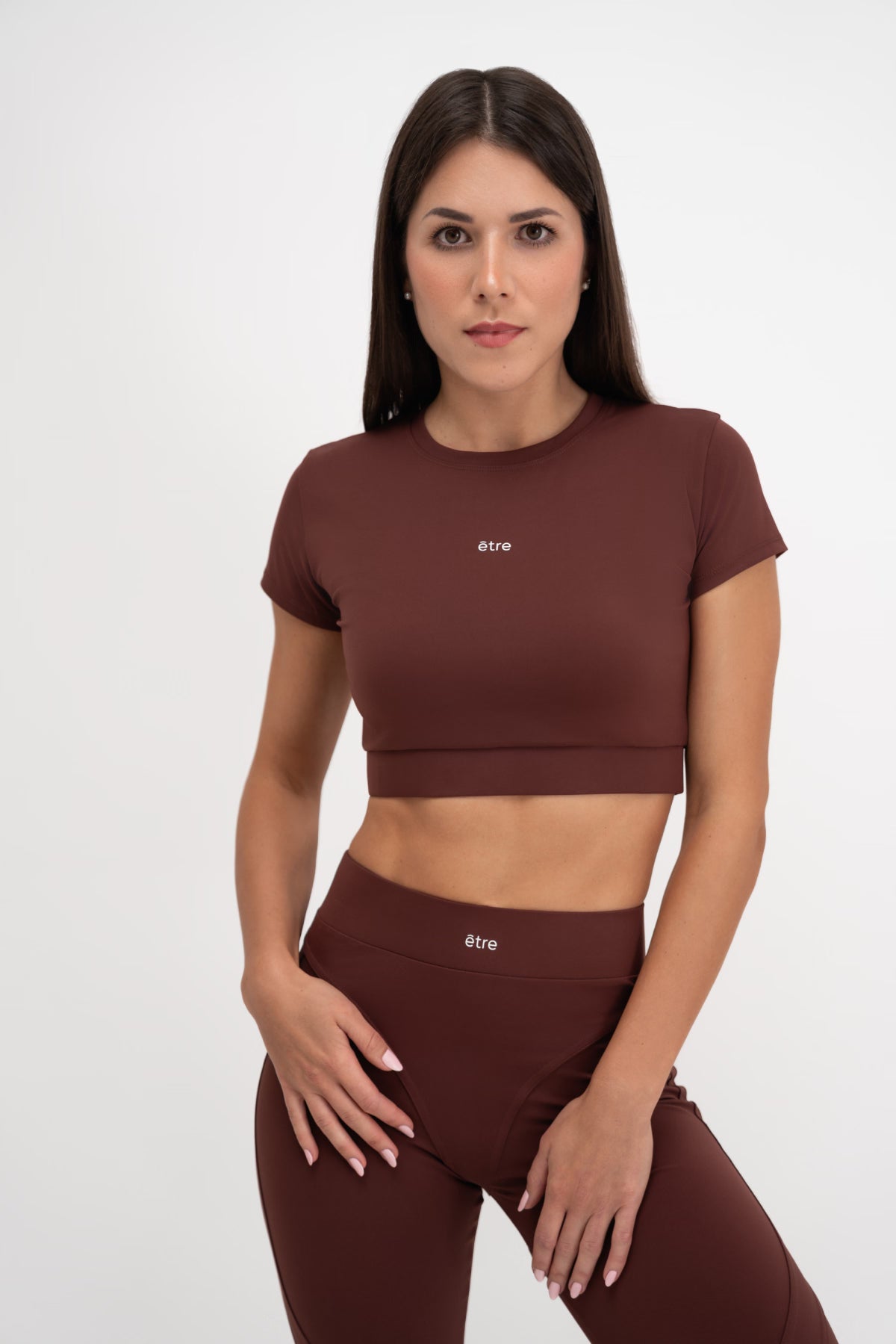 Žena u smeđem Contour Fit topu Être branda, stražnji pogled - premium sportska majica visoke kvalitete