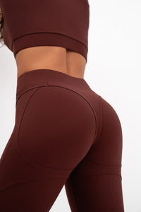 Žena u smeđim Contour Fit tajicama i topu Être brenda, stražnji pogled - premium sportska odjeća visokog kvaliteta