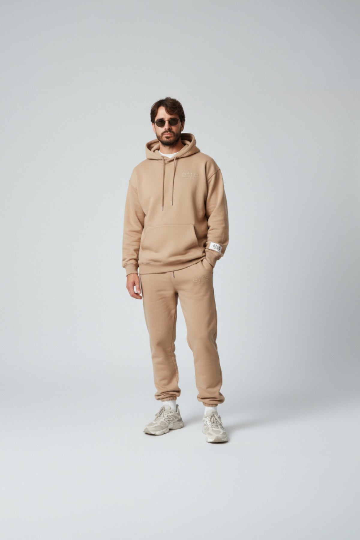 Beige Matchy Tracksuit muški set Être - hoodie s kapuljačom i sportske hlače s logom, prednji pogled, premium unisex casual sportska odjeća