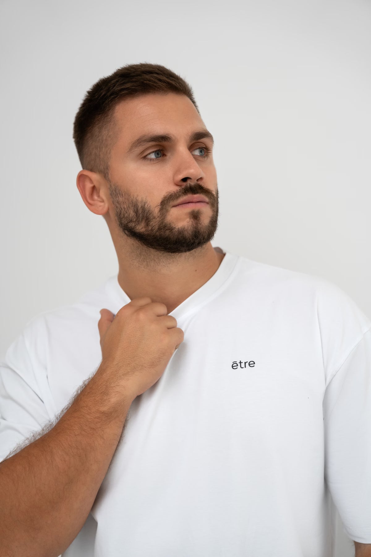 Bijela muška majica Urban White Être - okrugli ovratnik, lifestyle fotografija s logom, premium casual sportska odjeća za muškarce