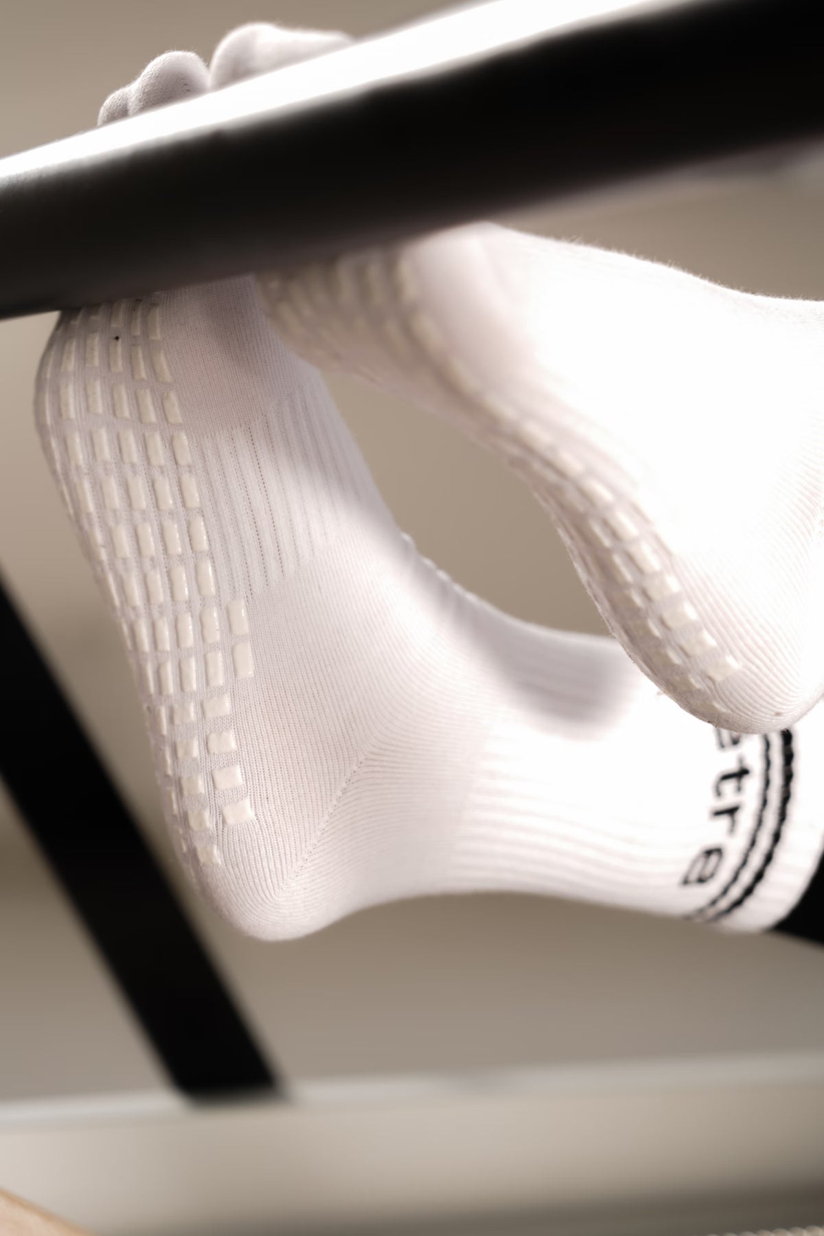 Bijele sportske čarape Être - crne kontrastne pruge, Être logo, premium athletic socks za pilates i trening na reformeru 