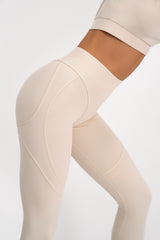 Detalj beige sportskih tajica Contour Fit Être - contour šav za oblikovanje, visoki struk, premium kvaliteta