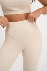 Detalj beige Contour Fit tajica Être - visoki struk s logom, contour šavovi, premium ženske sportske tajice visoke kvalitete