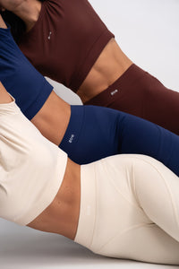 Être Contour Fit premium sportska kolekcija - tajice i crop topovi u brown, navy i beige varijantama, ženska sportska odjeća