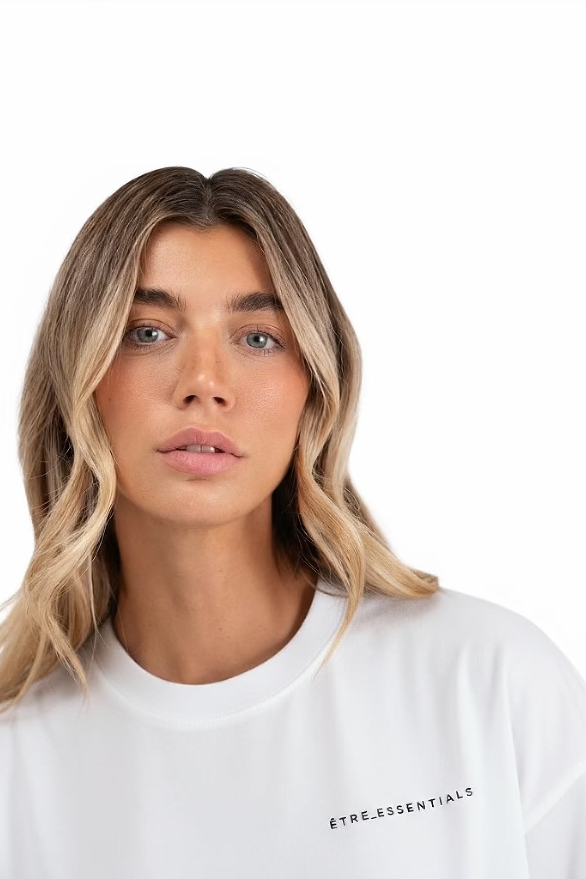 Bijela ženska majica Essentials White Être - oversized fit close-up fotografija, ÊTRE.ESSENTIALS logo na prsima, premium casual odjeća