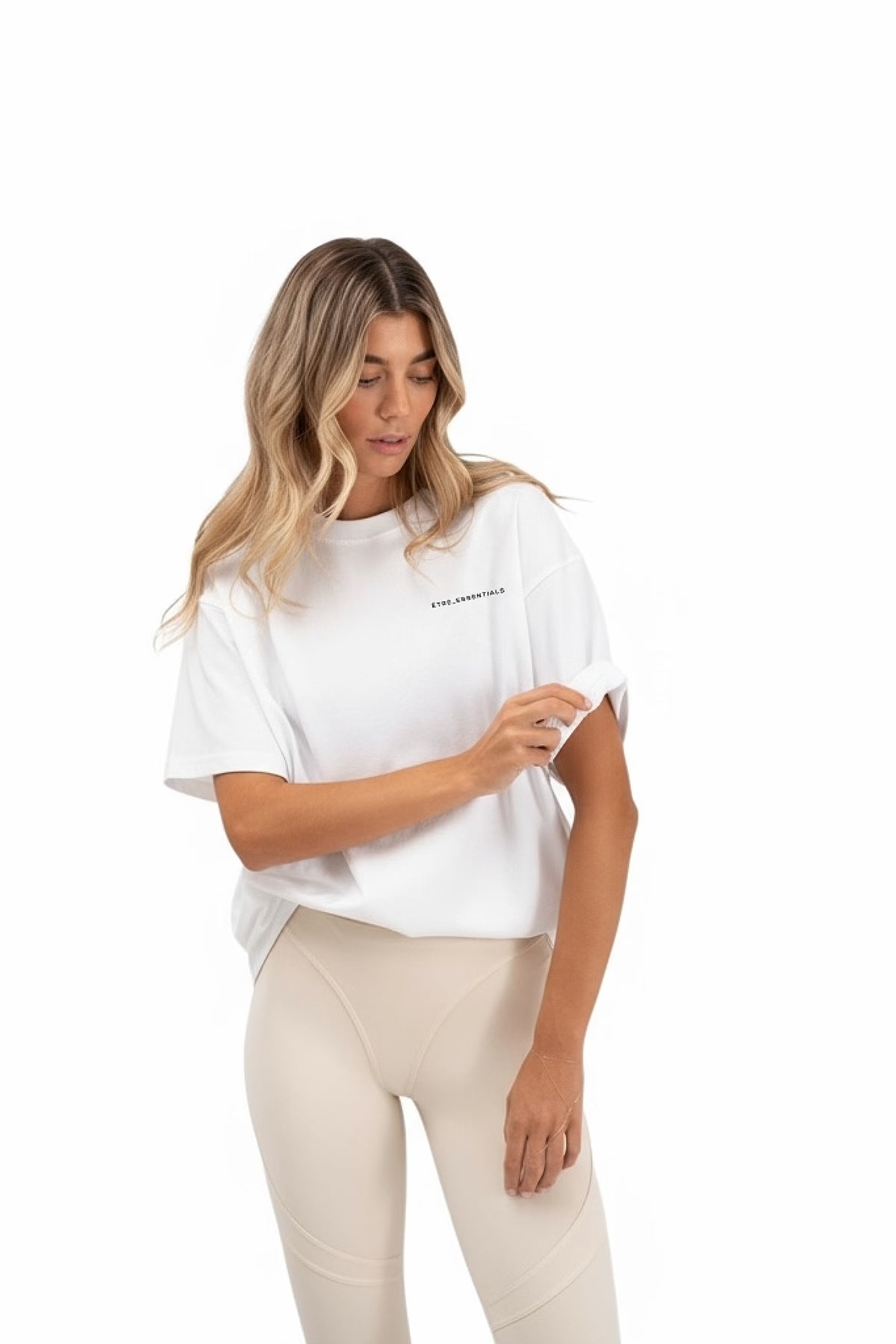 Bijela ženska majica Essentials White Être - oversized fit lifestyle fotografija, ÊTRE.ESSENTIALS logo, premium casual odjeća