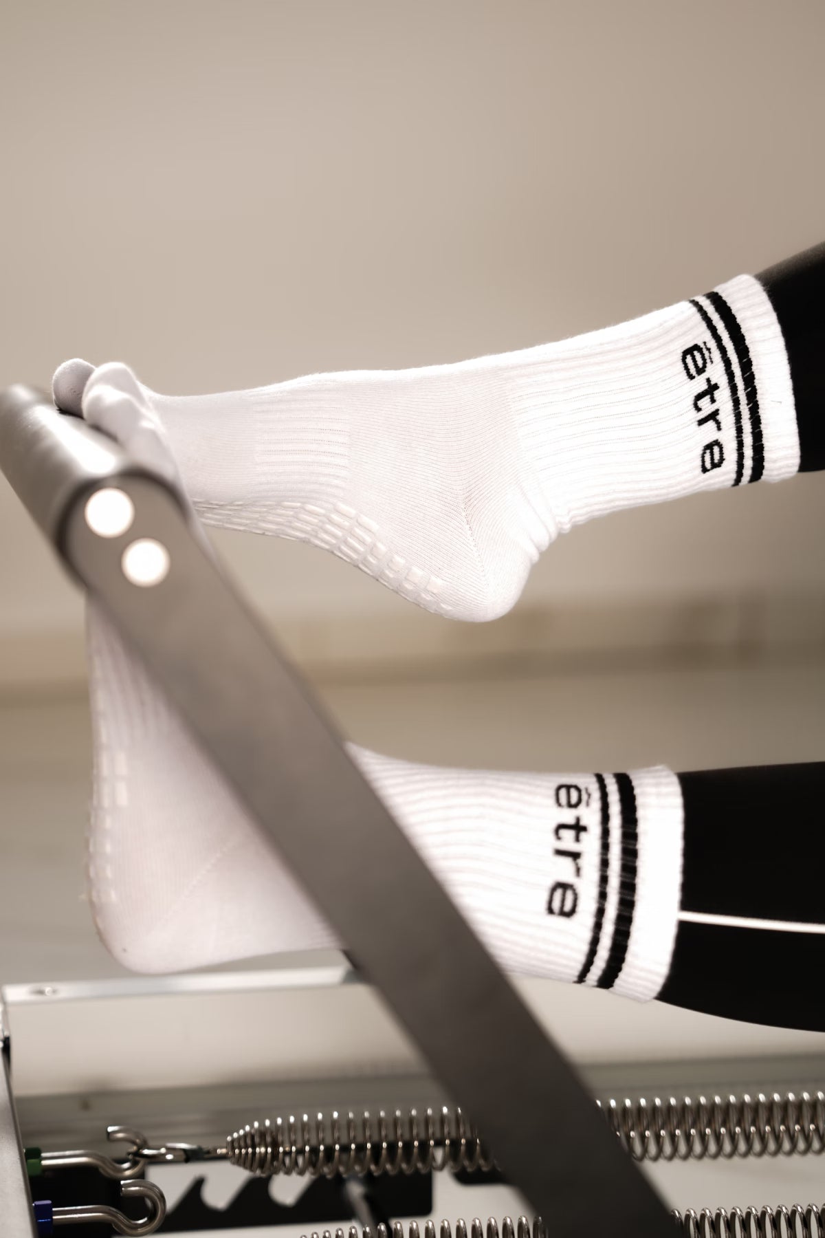 Bijele sportske čarape Être - crne kontrastne pruge, Être logo, premium athletic socks za pilates i trening