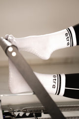 Bijele sportske čarape Être - crne kontrastne pruge, Être logo, premium athletic socks za pilates i trening