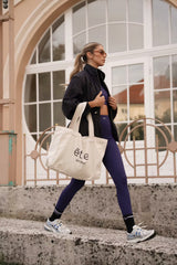 Navy blue Contour Fit set Être - leggings i sports bra u outdoor lifestyle fotografiji, styling s bomber jaknom i tote bag torbom, premium sportska odjeća