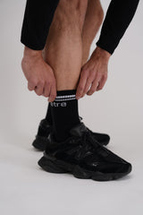 Crne sportske čarape Être - bijele kontrastne pruge, Être logo, premium unisex athletic socks, close-up fotografija