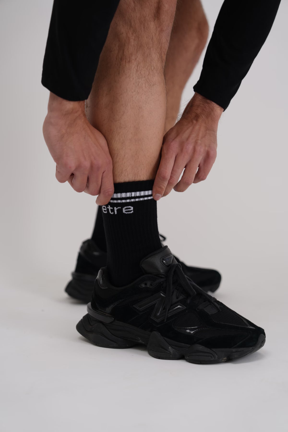 Crne sportske čarape Être - bijele kontrastne pruge, Être logo, premium unisex athletic socks, close-up fotografija