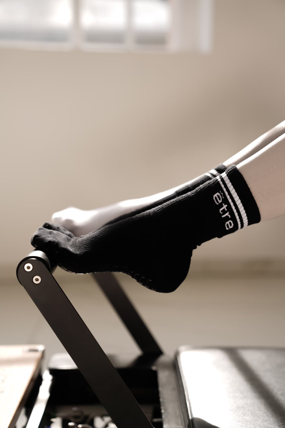 Crne sportske čarape Être - bijele kontrastne pruge, Être logo, premium athletic socks za pilates i trening na reformeru