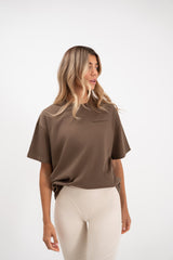 Smeđa ženska majica Essentials Brown Être - oversized fit bočni pogled, kratki rukavi, ÊTRE.ESSENTIALS logo, premium casual odjeća