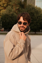 Mocha Matchy Tracksuit hoodie Être - hoodie s kapuljačom i logom na rukavu, close-up outdoor lifestyle fotografija, premium unisex casual sportska odjeća za streetwear