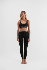 Être Noir et Blanc crne tajice i sportski top s bijelim prugama - prednji pogled, premium ženska sportska odjeća