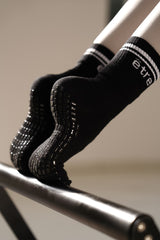 Crne sportske čarape Être - bijele kontrastne pruge, Être logo, premium athletic socks za pilates i trening na reformeru 