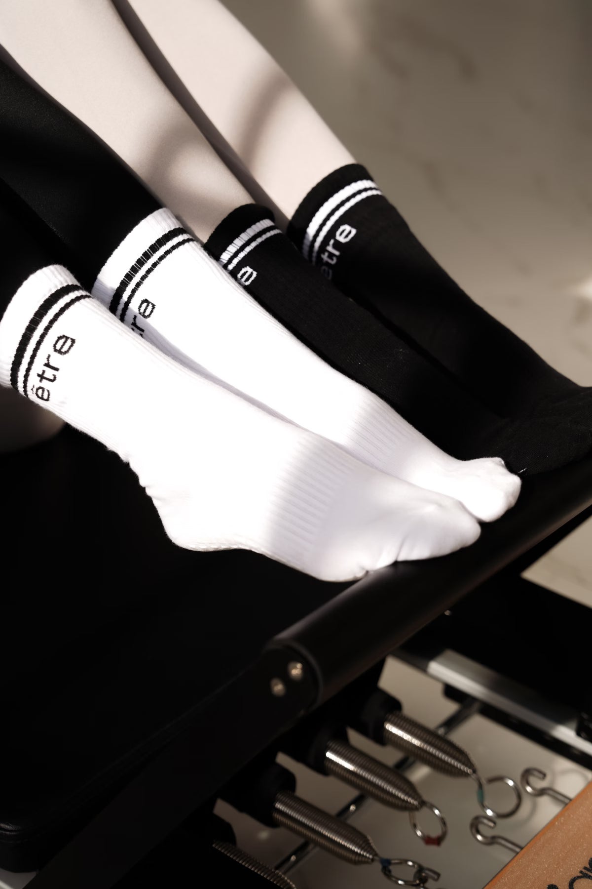 Crne i bijele sportske čarape Être - kontrastne pruge, Être logo, premium unisex athletic socks za pilates i trening na reformeru