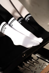 Crne i bijele unisex sportske čarape Être - kontrastne pruge, Être logo, premium unisex athletic socks