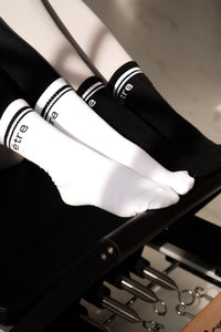 Crne i bijele unisex sportske čarape Être - kontrastne pruge, Être logo, premium unisex athletic socks