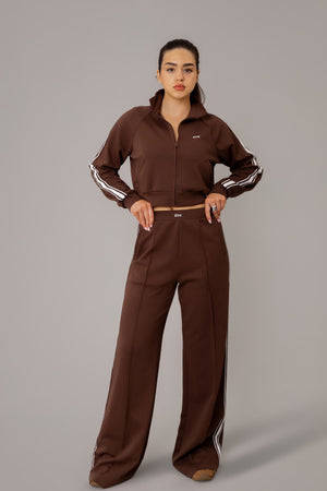 ÊTRE retro trenirka set u smeđoj boji – cropped jakna s bočnim crtama i široke hlače s visokim strukom