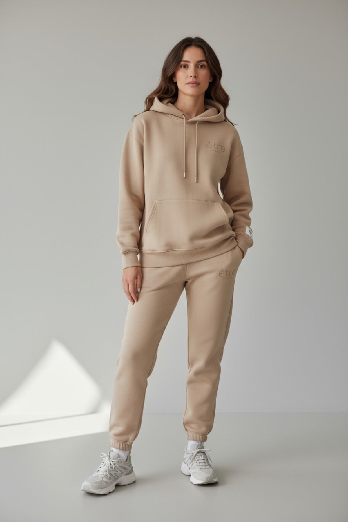 Beige Matchy Tracksuit ženski set Être - hoodie s kapuljačom i sportske hlače s logom, prednji pogled, premium unisex casual sportska odjeća