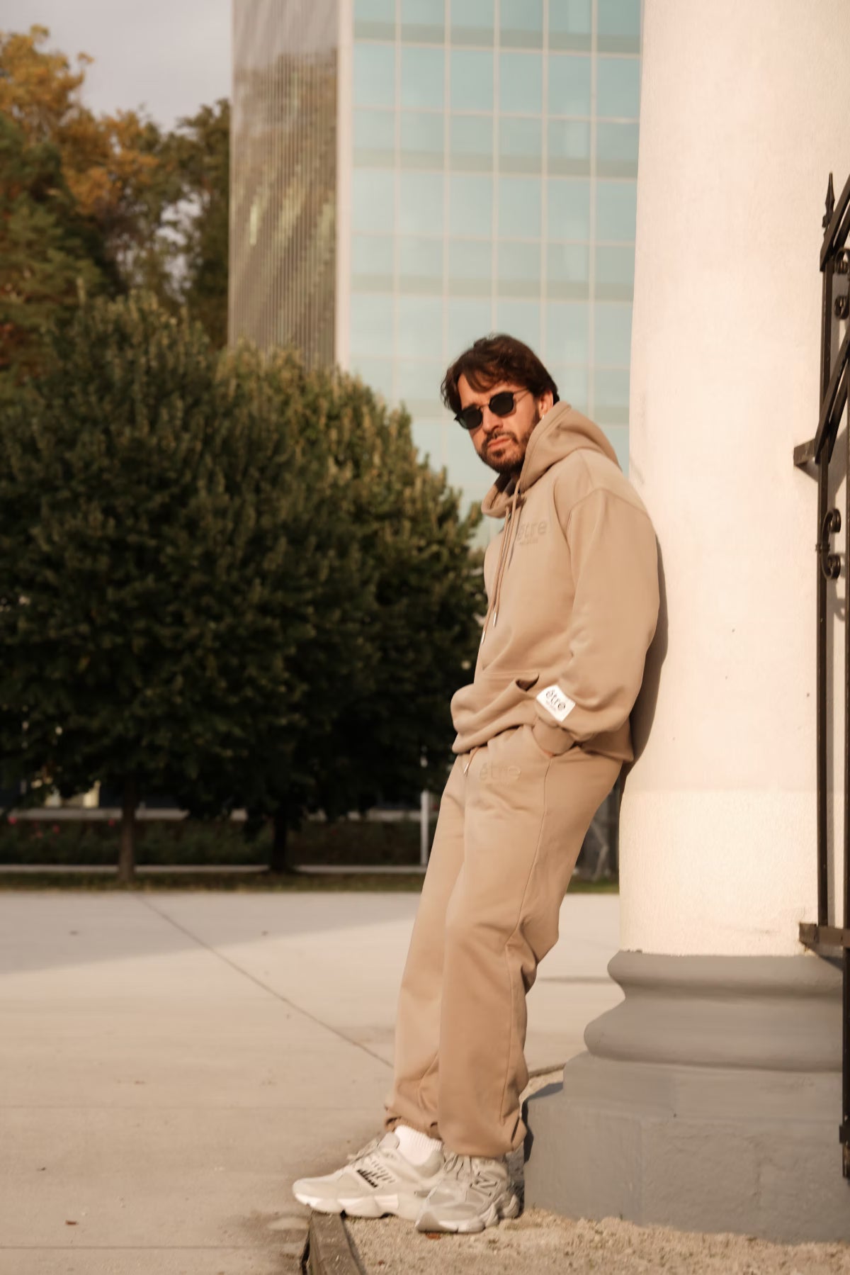 Mocha Matchy Tracksuit set Être - hoodie s kapuljačom i sportske hlače s logom, outdoor lifestyle fotografija, premium unisex casual sportska odjeća
