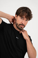 Crna muška majica Perform Black Être - lifestyle close-up fotografija, Être logo, premium sportska odjeća za fitness