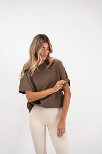 Smeđa ženska majica Essentials Brown Être - oversized fit lifestyle fotografija, ÊTRE.ESSENTIALS logo, premium casual odjeća