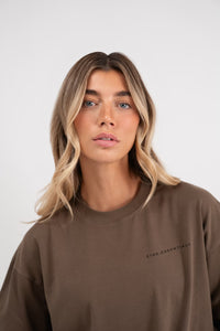 Smeđa ženska majica Essentials Brown Être - oversized fit close-up fotografija, ÊTRE.ESSENTIALS logo na prsima, premium casual odjeća