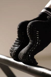 Crne sportske čarape Être - bijele kontrastne pruge, Être logo, premium athletic socks za pilates i trening na reformeru 