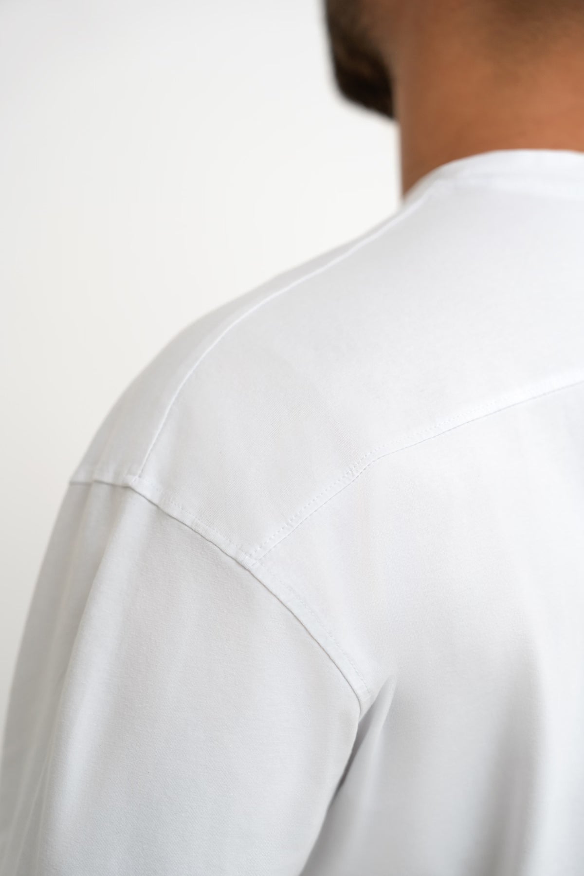 Detalj bijele Urban White majice Être - rame s logom, premium izrada, muška sportska odjeća